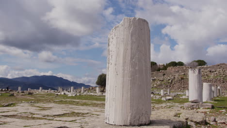 Antike-Säulen-Des-Athena-Heiligtums-Vor-Einem-Bewölkten-Himmel-In-Pergamon