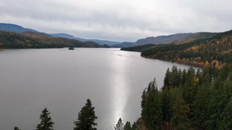 Herbstlaub-In-British-Columbia:-Entdecken-Sie-Die-Ruhige-Schönheit-Des-Niskonlith-Sees