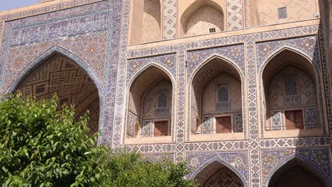 Reihen-Von-Torbögen-In-Der-Historischen-Madrassa-In-Samarkand,-Usbekistan-Entlang-Der-Historischen-Seidenstraße