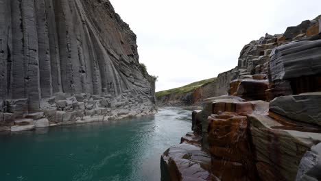 Studlagil-Impresionante-Valle-Con-Espectaculares-Formaciones-Rocosas-Y-Un-Río-Cristalino-En-Islandia