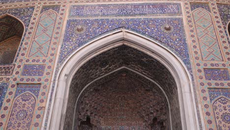 Detaillierte-Fliesen-Auf-Dem-Torbogen-Der-Islamischen-Madrassa-Am-Registan-Platz-In-Samarkand,-Usbekistan-Entlang-Der-Historischen-Seidenstraße