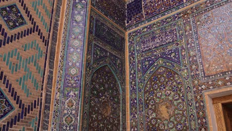 Diseño-De-Mosaicos-Azules-Adornados-Y-Obras-De-Arte-En-La-Plaza-Registan-En-Samarcanda,-Uzbekistán,-A-Lo-Largo-De-La-Histórica-Ruta-De-La-Seda.