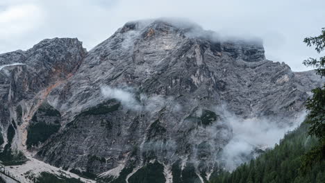 Sich-Entwickelnde-Wolken,-Die-Sich-Um-Schroffe-Dolomiten-Bewegen,-Extreme-Felsige-Gebirgskette