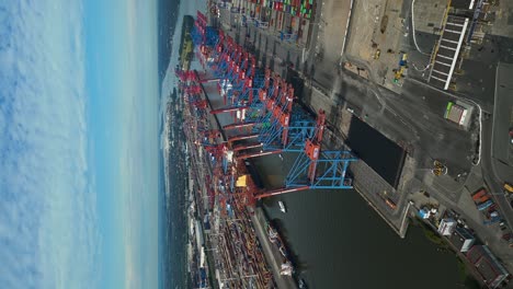 -Puerto-De-Embarque-De-Hamburgo,-Comercial,-Hamburgo,-Alemania,-Estableciendo-Drone,-Vertical
