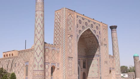 Wunderschöne-Fassade-Der-Madrassa-Am-Registan-Platz-In-Samarkand,-Usbekistan-Entlang-Der-Historischen-Seidenstraße