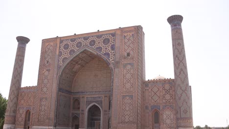 Außenfassade-Der-Islamischen-Madrassa-In-Samarkand,-Usbekistan-Entlang-Der-Historischen-Seidenstraße