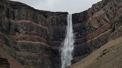 Der-Atemberaubende-Hengifoss-Wasserfall-In-Island-Von-Unten-Gesehen