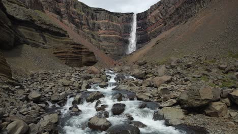Der-Prächtige-Hengifoss-Wasserfall-In-Island-Mit-Dem-Hengifossa-Fluss-Im-Vordergrund