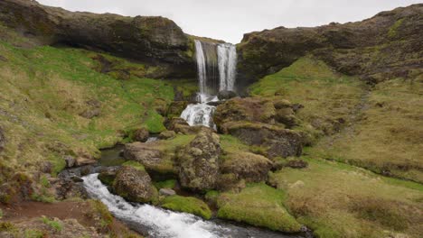 Una-Hermosa-Cascada-Que-Fluye-Con-Fuerza-En-Un-Día-Nublado-En-Islandia