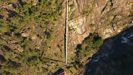 Wasserleitung-Auf-Berghügeln-Im-Wasserkraftwerk-Ezaro-In-Dumbria,-Coruña,-Spanien