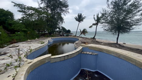 Verlassener,-Heruntergekommener-Pool-Mit-Schmutzigem-Wasser-Neben-Dem-Strand,-Gili-Air-Island,-Indonesien