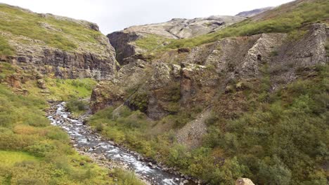 Amplio-ángulo-De-Visión-De-La-Cascada-Glymur-En-El-Río-Botsná-Desde-El-Lago-Hvalvatn-Cerca-Del-Fiordo-Hvalfjörður---Islandia