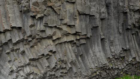 Close-up-of-the-Interesting-basalt-rock-formations-in-the-valley-of-Studlagil