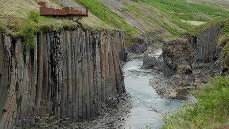 Un-Mirador-Sobre-Las-Impresionantes-Formaciones-Rocosas-De-Studlagil-En-Islandia