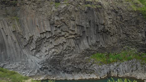 Espectaculares-Formaciones-Rocosas-En-El-Paisaje-Islandés-De-Studlagil.