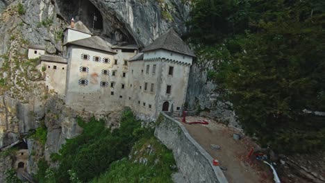 Camino-Al-Castillo-De-Predjama-Dentro-De-La-Boca-De-La-Cueva-De-Montaña-En-Carniola-Interior,-Eslovenia