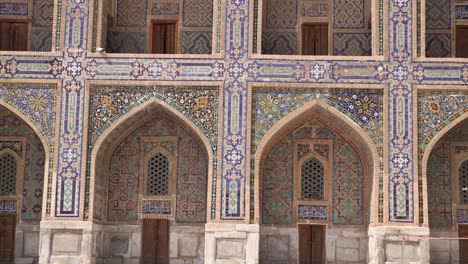 Reihen-Von-Torbögen-In-Der-Islamischen-Schule-Madrassa-In-Samarkand,-Usbekistan-Entlang-Der-Historischen-Seidenstraße