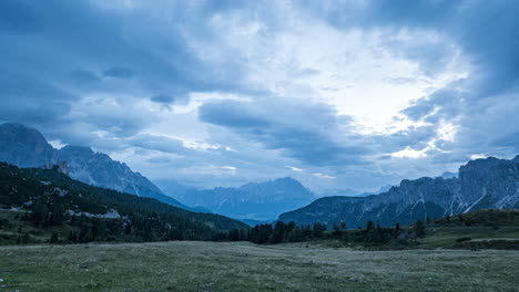 Spektakuläre-Wolken-Im-Zeitraffer-Der-Morgendämmerung,-Die-über-Das-Tal-Der-Italienischen-Dolomiten-Ziehen
