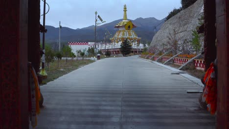 Goldene-Pagode,-Umrahmt-Von-Roten-Bögen-Und-Verzierten-Säulen-Im-Xiangcheng-Tempel