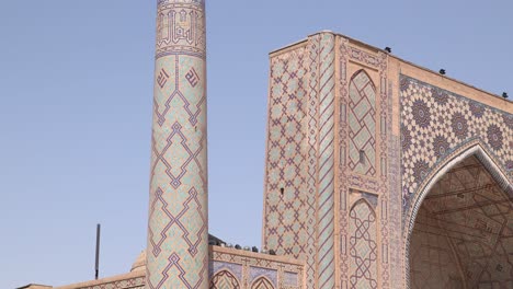 Alto-Minarete-Con-Mosaicos-Azules-Detallados-En-Samarcanda,-Uzbekistán,-A-Lo-Largo-De-La-Histórica-Ruta-De-La-Seda.