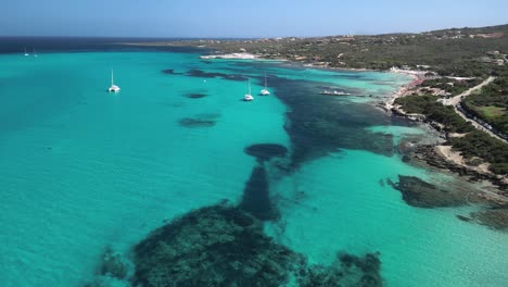 La-Pelosa-Beach-with-Catamaran-Boats-in-limpid-blue-lagoon,-Sardinia