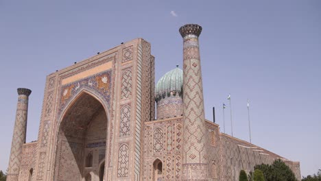 Fassade-Der-Madrassa-Und-Moschee-In-Samarkand,-Usbekistan-Entlang-Der-Historischen-Seidenstraße