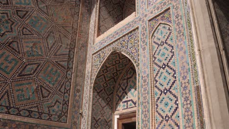 Mosaicos-Islámicos-Detallados-Y-Ornamentados-En-Arcos-En-Samarcanda,-Uzbekistán,-A-Lo-Largo-De-La-Histórica-Ruta-De-La-Seda.
