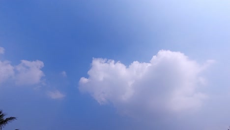 Zeitrafferaufnahme-Von-Bewegungswolken
