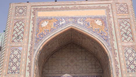 bright-contrast-on-detailed-tiling-archway-of-a-madrassa-in-registan-square-in-Samarkand,-Uzbekistan-along-the-historic-Silk-Road