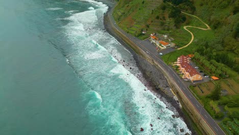 Küstenstraße,-Meereswellen-Und-Siedlungen-Auf-Der-Insel-Madeira,-Portugal---Luftaufnahme