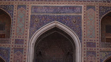 Azulejos-Detallados-Y-Arcos-En-La-Plaza-Registán-En-Samarcanda,-Uzbekistán,-A-Lo-Largo-De-La-Histórica-Ruta-De-La-Seda.