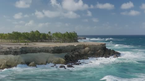 Starke-Meereswellen-Krachen-An-Der-Windigen-Küste-Von-Cove-Bay-St.-Lucy,-Barbados