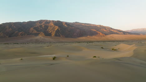 Fantastische-Aussicht-Auf-Sanfte-Sanddünen-Bei-Sonnenaufgang-Im-Death-Valley,-Kalifornien,-USA