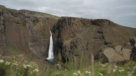 Turistas-Que-Visitan-La-Majestuosa-Cascada-De-Litlanesfoss-En-Islandia-En-Un-Día-Tranquilo