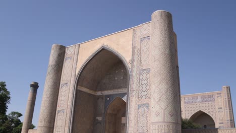 Cúpula-Azul-Y-Minarete-De-La-Mezquita-En-La-Plaza-Registan-En-Samarcanda,-Uzbekistán,-A-Lo-Largo-De-La-Histórica-Ruta-De-La-Seda.