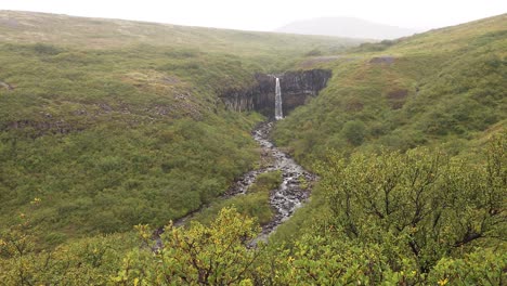 Wide-angle-view-of-the-Svartifoss-Waterfall-in-Skaftafell-National-Park-on-a-rainy-day,-Iceland