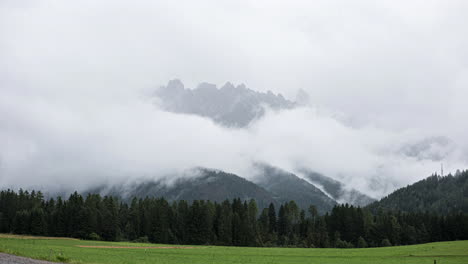 Nubes-En-Desarrollo-Arremolinándose-Alrededor-De-Escarpados-Dolomitas-Bosque-Alpino-Cordillera-Lapso-De-Tiempo