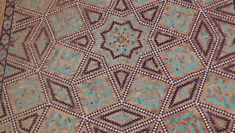 Intrincados-Diseños-De-Mosaicos-De-Estrellas-Sobre-La-Arquitectura-Islámica-En-Samarcanda,-Uzbekistán,-A-Lo-Largo-De-La-Histórica-Ruta-De-La-Seda.
