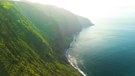 Malerische,-Hoch-Aufragende-Klippen-Und-Das-Meer-Auf-Madeira,-Portugal-An-Einem-Nebligen-Tag---Drohnenaufnahme-Aus-Der-Luft