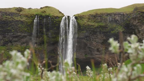 Ein-Spektakulärer-Wasserfall,-Der-Kraftvoll-über-Einen-Bergrücken-In-Island-Fließt