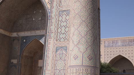 looking-up-at-detailed-minaret-and-mosque-in-registan-square-in-Samarkand,-Uzbekistan-along-the-historic-Silk-Road