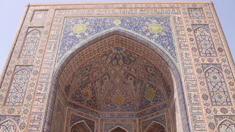 Detaillierte-Fliesen-Und-Islamische-Kunstwerke-Auf-Dem-Torbogen-Am-Registan-Platz-In-Samarkand,-Usbekistan-Entlang-Der-Historischen-Seidenstraße