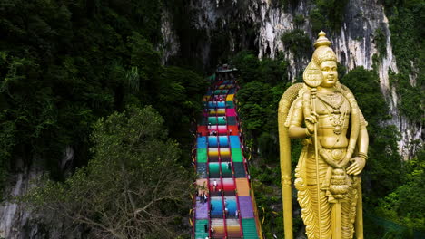 Murugan-Statue-At-The-Entrance-Of-Batu-Caves-In-Gombak,-Selangor,-Malaysia