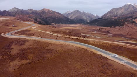 La-Autocaravana-Explora-Un-Camino-Sinuoso-En-Las-Montañas-Genie-De-La-China-Tibetana.