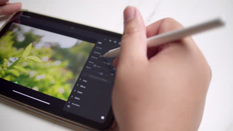 Nachbearbeitung-Eines-Pflanzenfotos-Mit-Einem-Mobilen-Smart-Tablet-Und-Anpassen-Der-Farben,-Lichter,-Schattierungen-Und-Sättigung-Mit-Einem-Eingabestift