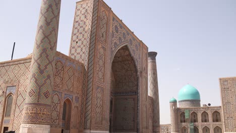 bright-blue-domed-mosque-and-madrassas-in-registan-square-in-Samarkand,-Uzbekistan-along-the-historic-Silk-Road