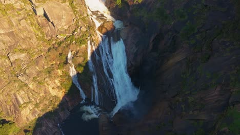 Luftaufnahme-Des-Ezaro-Wasserfalls-Bei-Sonnenuntergang-In-Dumbria,-Coruña,-Galizien,-Spanien