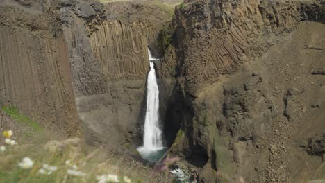 Hermosa-Cascada-De-Hengifoss-Rodeada-De-Majestuosas-Formaciones-Rocosas-En-Islandia