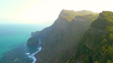 Paisaje-De-Madeira-Con-Montañas-Y-Acantilados-Oceánicos-En-Portugal-En-Un-Día-Brumoso---Disparo-Aéreo-De-Drones