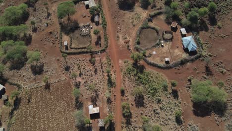 Vista-Aérea-De-Arriba-Hacia-Abajo-En-La-Zona-Rural-Con-Granjas-Masai-Tradicionales-En-Kenia
